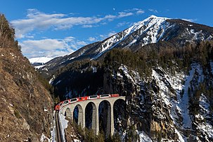 Le Glacier Express des Chemins de fer rhétiques traversant le viaduc de Landwasser (canton des Grisons). (définition réelle 6 307 × 4 205)