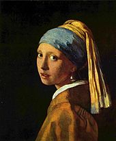 Portrait aux couleurs vieillies d'une jeune femme avec turban bleu et jaune.